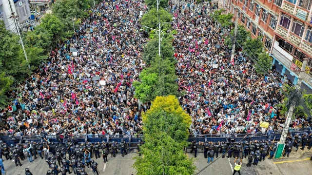 Des centaines de jeunes ont organisé une manifestation virulente contre le gouvernement népalais à Katmandou le 8 septembre 2025. Ils sont descendus dans la rue pour dénoncer la corruption et l'interdiction des réseaux sociaux. 
