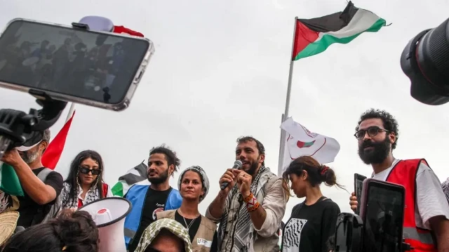 L’activiste brésilien Thiago Avila s’adresse à la foule de militants pro-palestiniens venus accueillir la Global Sumud Flotilla au port du village de Sidi Bou Saïd, le 7 septembre 2025.