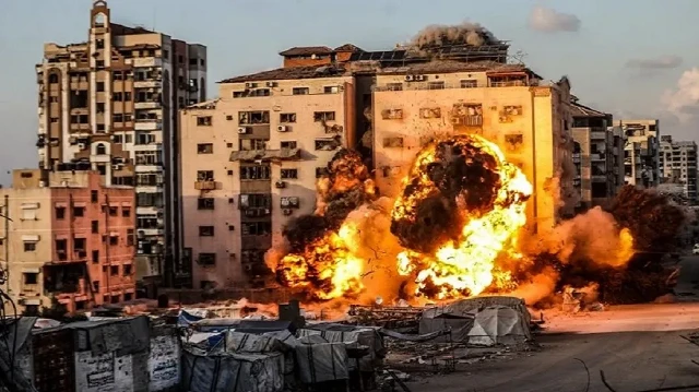 مدينة غزة تباد.. قوات الاحتلال تدمر عمارة "الرؤية" المكونة من 30 شقة
