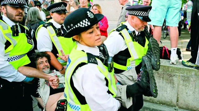 Londra'da polis, Gazze için eylem yapanlara sert müdahalede bulundu.