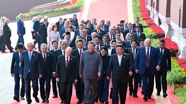 Cette photo prise le 3 septembre 2025 et publiée par l'agence de presse officielle nord-coréenne Korean Central News Agency (KCNA) le 4 septembre 2025 montre (de gauche à droite au premier plan) le président russe Vladimir Poutine, le président chinois Xi Jinping et le dirigeant nord-coréen Kim Jong Un arrivant à un défilé militaire marquant le 80e anniversaire de la victoire sur le Japon et la fin de la Seconde Guerre mondiale, sur la place Tiananmen à Pékin.