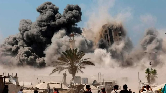 يسكنه مئات الفلسطينيين.. الاحتلال الإسرائيلي ينذر بإخلاء "برج الرؤيا" بغزة تمهيدا لنسفه