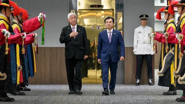Cette photo prise le 8 septembre 2025 et fournie par le ministère sud-coréen de la Défense montre le ministre sud-coréen de la Défense, Ahn Gyu-Back (à droite), et son homologue japonais, Gen Nakatani (à gauche), inspectant la garde d'honneur avant leur réunion à Séoul.