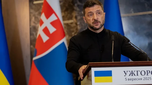Le président ukrainien Volodymyr Zelensky participe à une conférence de presse avec le Premier ministre slovaque à l'issue de leur rencontre à Oujgorod, le 5 septembre 2025.