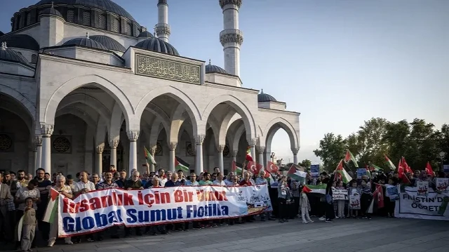 مئات الأتراك يتضامنون مع فلسطين و"أسطول الصمود العالمي"