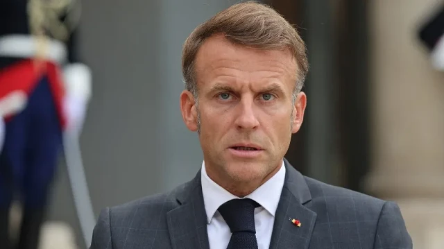 Le président français Emmanuel Macron s'exprime alors qu'il salue le président ukrainien avant leur rencontre, à l'Élysée, à Paris, le 3 septembre 2025.