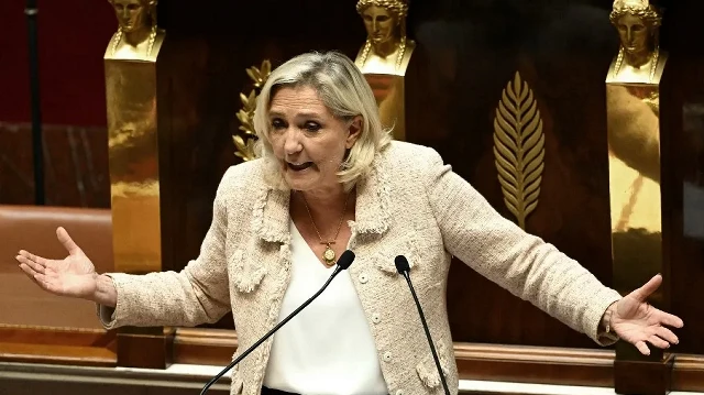 La présidente du groupe parlementaire du Rassemblement national, Marine Le Pen, prononce un discours à la suite de la déclaration de politique générale du Premier ministre lors de la session parlementaire extraordinaire précédant le vote de confiance sur le budget d'austérité du gouvernement, à l'Assemblée nationale à Paris, le 8 septembre 2025.