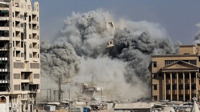 La tour al-Ruya, située dans le quartier de Rimal à Gaza, s'effondre dans un nuage de fumée après avoir été bombardée par Israël, le 8 septembre 2025, suite à l'annonce par Israël de son intention de cibler les immeubles de grande hauteur identifiés comme étant utilisés par le Hamas avant la conquête prévue de ce centre urbain par ses forces.