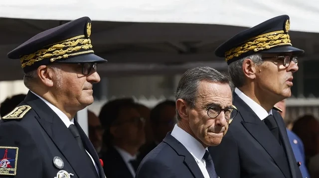 Le préfet de police de Paris Laurent Nunez, le ministre français de l'Intérieur Bruno Retailleau et le préfet d'Île-de-France Marc Guillaume assistent à une cérémonie marquant le 81e anniversaire de la libération de Paris de l'occupation allemande pendant la Seconde Guerre mondiale, à Paris, le 26 août 2025.