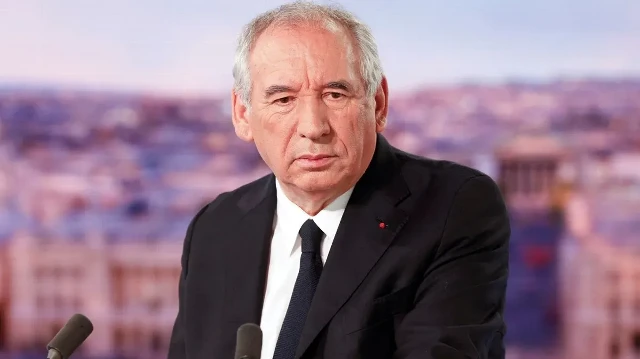 Le désormais ex-Premier Ministre français François Bayrou, qui a rendu sa démission le 9 septembre 2025, au lendemain d'un vote de confiance en sa défaveur.