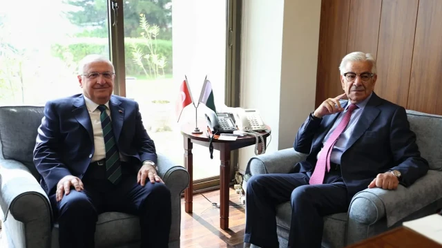 Le ministre de la Défense nationale turc Yaşar Güler et le ministre pakistanais de la Défense Khawaja Muhammed Asif.