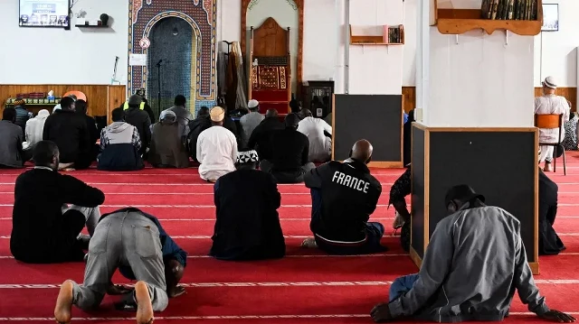 Des fidèles prient à la mosquée Islah, à Montreuil, en Seine-Saint-Denis, dans la banlieue parisienne, le 9 septembre 2025, après la découverte, plus tôt dans la matinée, de têtes de porcs à l'entrée du bâtiment. Des têtes de porc, animal considéré comme impur dans l'islam, ont été retrouvées le 9 septembre 2025 au matin à Paris "devant l'entrée de la mosquée Islah" à Montreuil (Seine-Saint-Denis), ainsi qu'à Montrouge, Malakoff (Hauts-de-Seine) et Gentilly (Val-de-Marne), selon diverses sources.