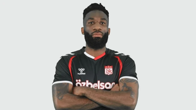 Trendyol 1. Lig ekiplerinden Özbelsan Sivasspor, daha önce kırmızı-beyazlı formayı giyen eski oyuncularından Aaron Appindangoye ile yeniden anlaşmaya vardı.

