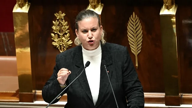 La présidente du groupe parlementaire La France Insoumise - Nouveau Front Populaire, Mathilde Panot, prononce un discours à la suite de la déclaration de politique générale du Premier ministre lors de la session parlementaire extraordinaire précédant le vote de confiance sur le budget d'austérité du gouvernement, à l'Assemblée nationale à Paris, le 8 septembre 2025.