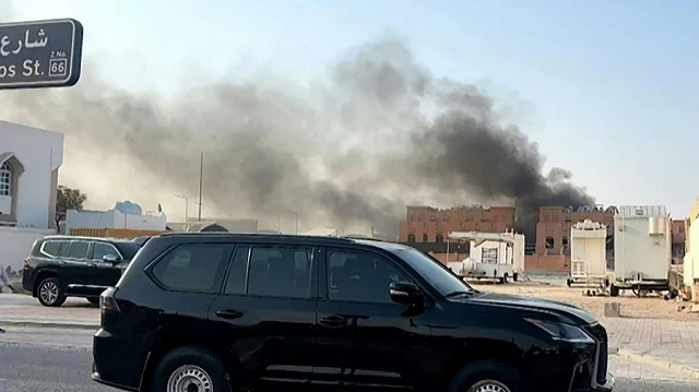 Cette image tirée d'une vidéo AFPTV montre la fumée qui s'élève après les explosions survenues à Doha, capitale du Qatar, le 9 septembre 2025.