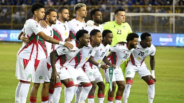 Les joueurs du Surinam posent pour une photo avant le match de qualification de la zone Concacaf pour la Coupe du monde 2026 entre le Salvador et le Surinam au stade Cuscatlan de San Salvador, le 8 septembre 2025.