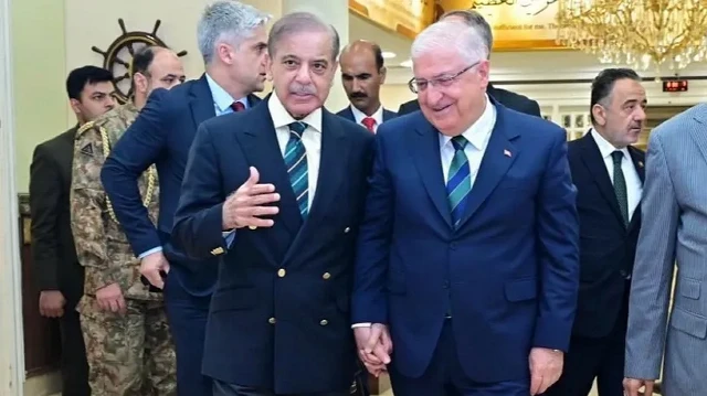 Turkish Defense Minister Yasar Guler (R) and Pakistani Prime Minister Shehbaz Sharif (L)