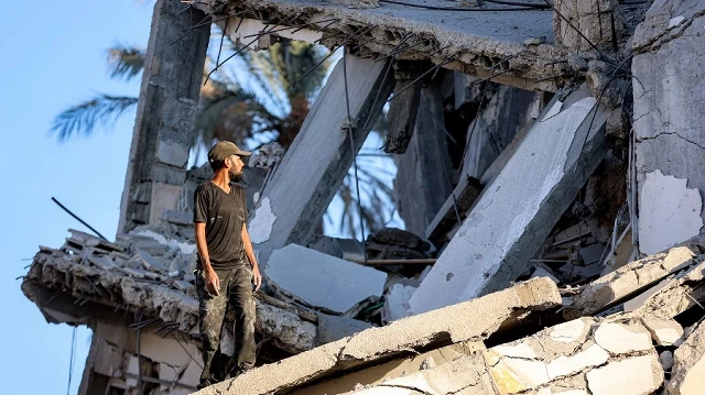 Un homme cherche des objets à récupérer dans les décombres de la tour Salam, après une frappe israélienne sur le bâtiment la veille, à Gaza, le 9 septembre 2025.