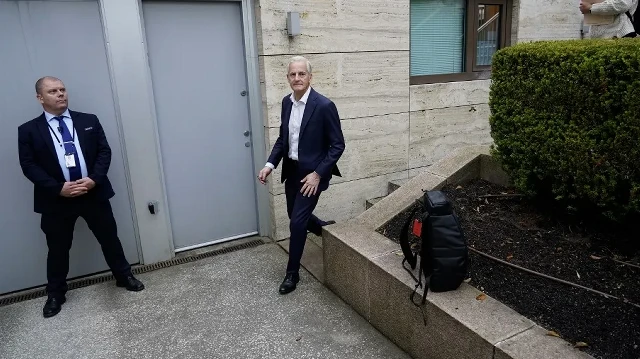 Le Premier ministre norvégien en exercice et chef du Parti travailliste (AP), Jonas Gahr Stoere, rencontre les médias devant sa résidence à Oslo, en Norvège, le 9 septembre 2025, au lendemain des élections législatives norvégiennes.