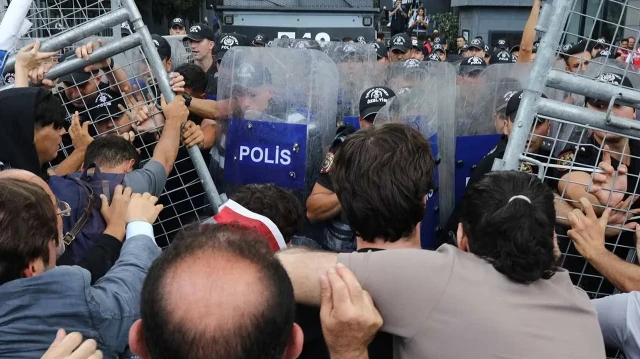 CHP İstanbul İl Başkanlığı önünde yaşananlara ilişkin 3 sosyal medya kullanıcısı tutuklandı