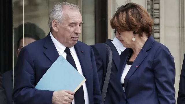 Le Premier ministre français François Bayrou, accompagné de la ministre française de l'Agriculture et de la Souveraineté alimentaire Annie Genevard (à droite), quitte l'Assemblée nationale après le résultat d'un vote de confiance sur le budget d'austérité du gouvernement, à l'Assemblée nationale à Paris, le 8 septembre 2025. Le Parlement français a destitué le Premier ministre François Bayrou le 8 septembre 2025, après seulement neuf mois au pouvoir.