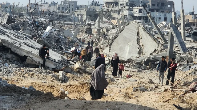 آلاف الفلسطينيين يخرجون بمدينة غزة رفضا للتهجير وتمسكا بالأرض