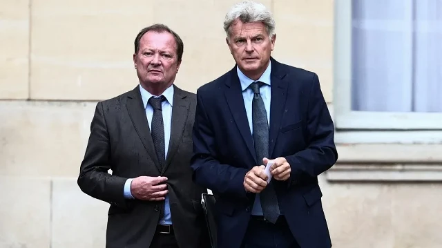 Le secrétaire national du Parti communiste français (PCF) d'extrême gauche, Fabien Roussel (à droite), et le président du groupe parlementaire Gauche démocratique et républicaine, Stéphane Peu, quittent les lieux après une réunion avec le Premier ministre français à Paris, le 1er septembre 2025.