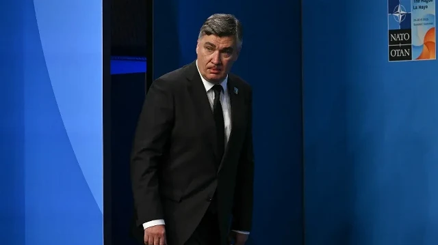 Le président croate Zoran Milanovic arrive pour poser pour une photo avec le secrétaire général de l'OTAN Mark Rutte et le Premier ministre néerlandais Dick Schoof (absent de la photo) lors du sommet des chefs d'État et de gouvernement de l'Organisation du traité de l'Atlantique Nord (OTAN) à La Haye, le 25 juin 2025.