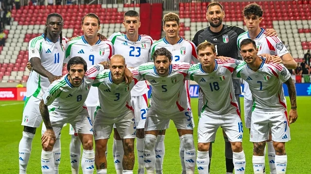 Les joueurs de l’Italie posent pour la photo d’équipe avant le match de qualification zone Europe, groupe I, pour la Coupe du monde 2026 entre Israël et l’Italie, le 8 septembre 2025 à Debrecen, en Hongrie.