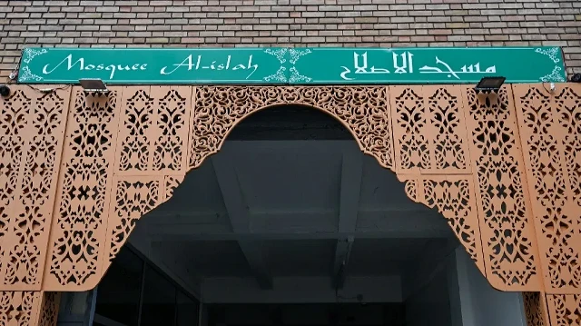 Une photo prise le 9 septembre 2025 montre une vue générale de l'entrée de la mosquée Islah, à Montreuil, en Seine-Saint-Denis, dans la banlieue parisienne, où des têtes de porc ont été découvertes plus tôt dans la matinée.