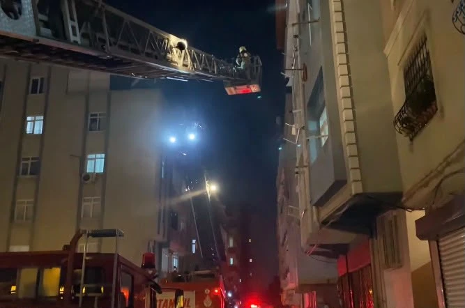 Zeytinburnu'nda beş katlı binada yangın: Beş kişi dumandan etkilendi