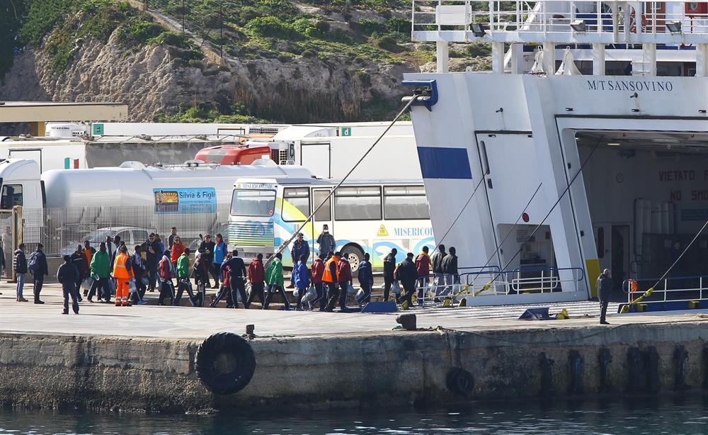 Akdeniz’de 2 bin 100 göçmen kurtarıldı