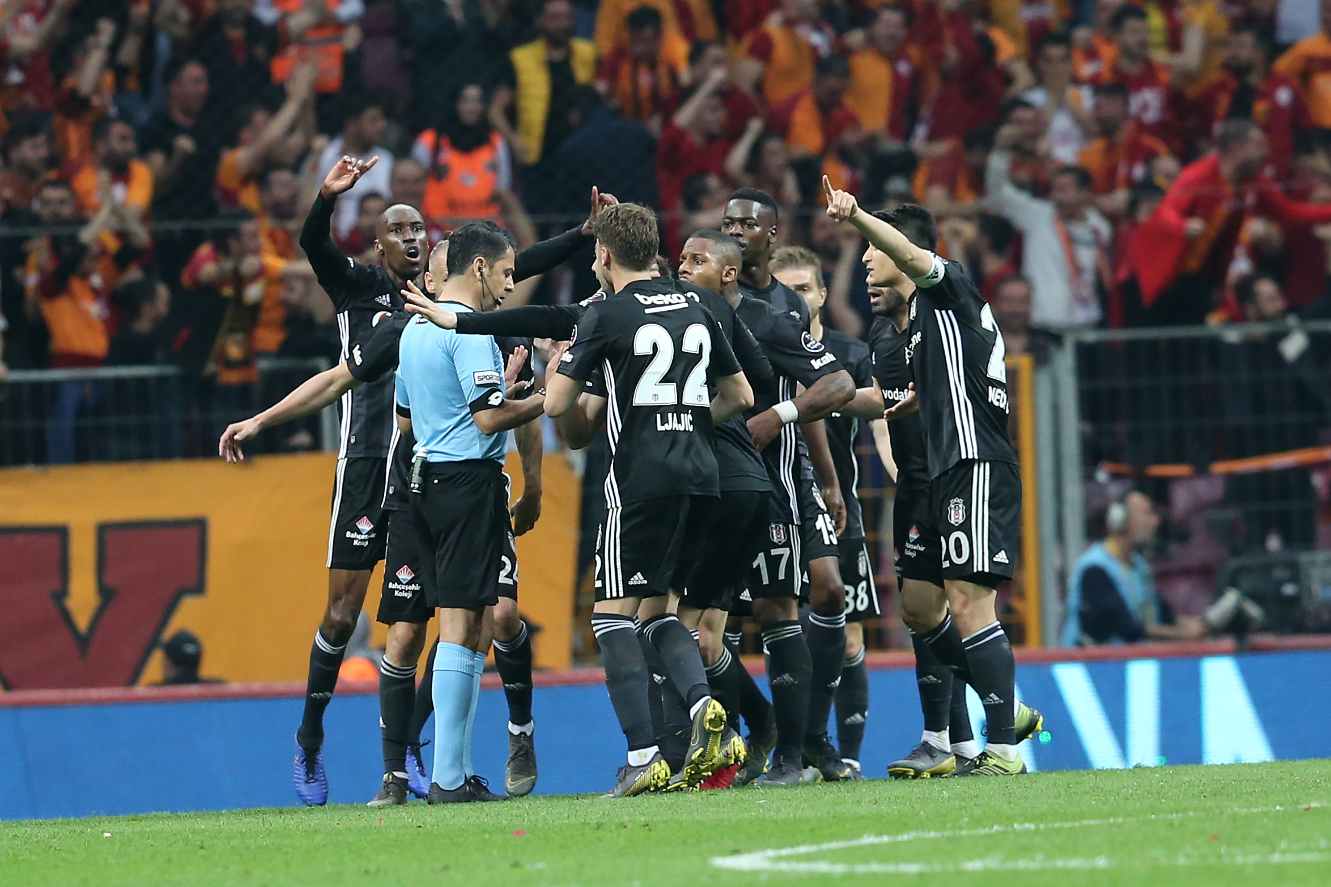 Galatasaray Besiktas Macinda Caner Erkin In Tac Pozisyonu