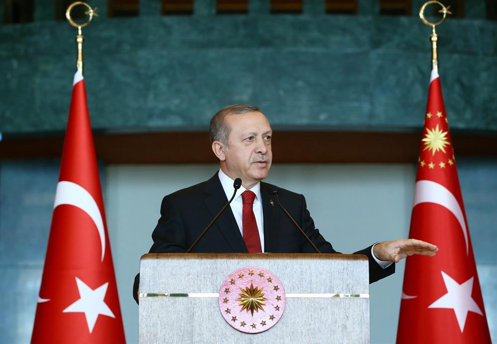 Erdoğan'dan hendekçi akademisyenlere tepki
