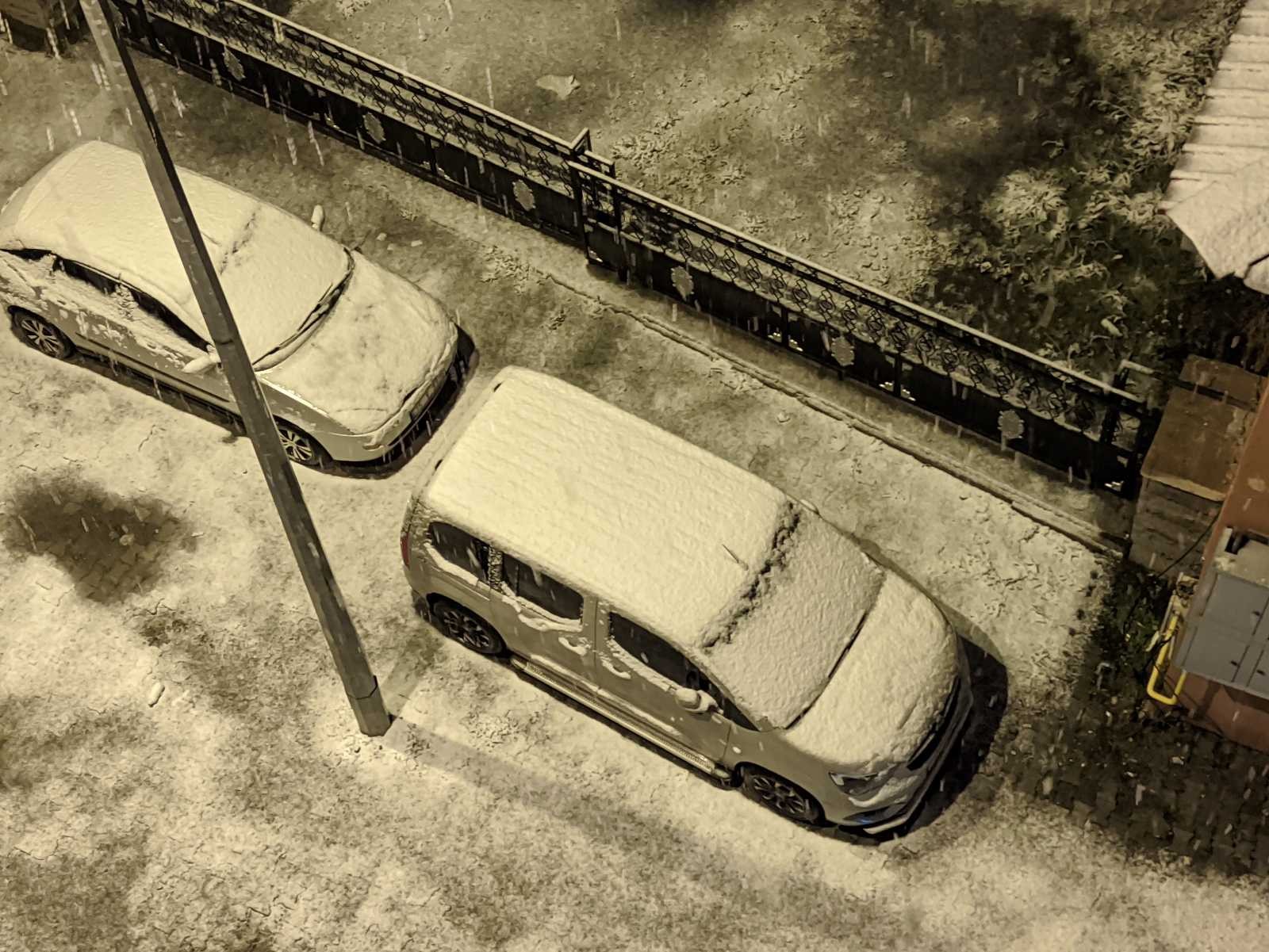 Ardahan’da mevsimin ilk karı yağdı: Kısa sürede kent beyaza büründü
