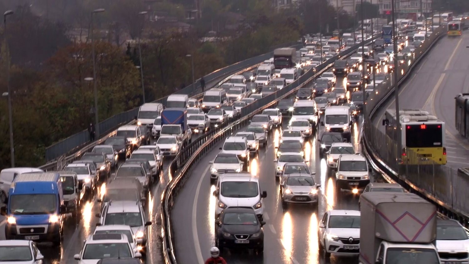 yagisli hava nedeniyle trafik yogunlugu yuzde 76 oldu yeni safak