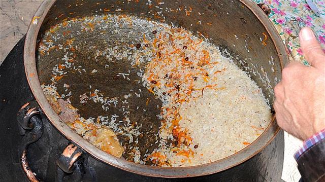 Özbekistan'ın tarihi kenti Buhara'da dünyaya gelen ünlü Türk filozofu ve tıp bilgini İbn-i Sina tarafından tarif edildiği söylenen ve günümüzde de Özbek sofrasının vazgeçilmezleri arasında önemli yere sahip Özbek pilavının, yapıldığı yöre ve katılan malzemelere göre 100'den fazla çeşidi bulunuyor. Ülkenin mutfak kültüründe, ilk sıralarda bulunan ve en lezzetli yemeklerinden biri sayılan Özbek pilavı, pirinç, soğan, havuç ve etten hazırlanıyor. Bölgesel özelliğine göre ise içine ayva, kuru üzüm ve çeşitli sebzeler ilave edilse de pilav yapımında, ana malzemeler değişmiyor. Özbek pilavı, büyük kazanlarda pişiriliyor. (Mürsel Çetin - Anadolu Ajansı)