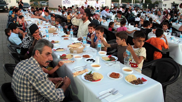 Malatya'da konteyner kentte kalan yaklaşık 4 bin Suriyeli mülteciye iftar yemeği verildi. (Ramazan Kaya - Anadolu Ajansı)