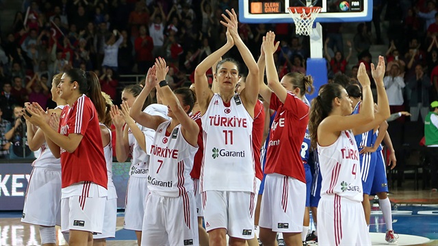 2014 FIBA Kadınlar Dünya Şampiyonası B Grubunda Türkiye ile Fransa, Ankara Spor Salonunda karşılaştı. Maçı kazanan Türk oyuncular sevinç yaşadı. (Mehmet Murat Önel - Anadolu Ajansı)