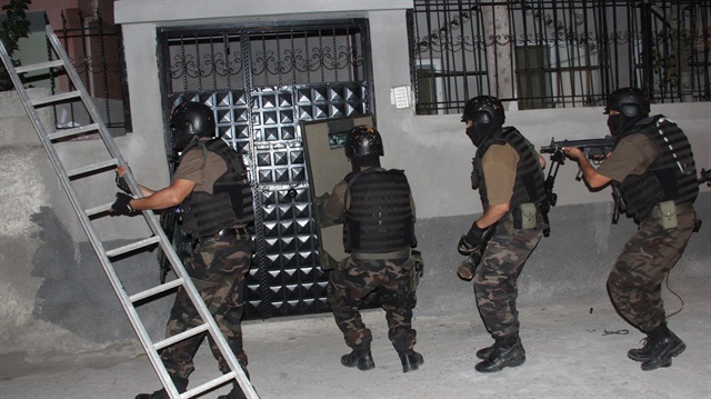 Six detained as 1,000 officers raid hideout in Adana