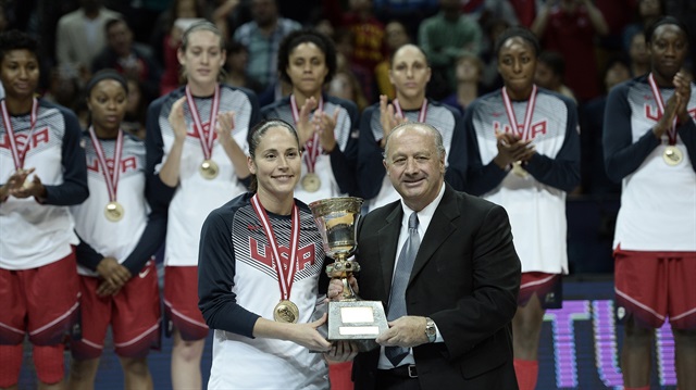 FIBA President Horacio Muratore (R) presents the championship trophy to USA captain Sue Bird (L) after the 2014 FIBA World Championship for Women final match