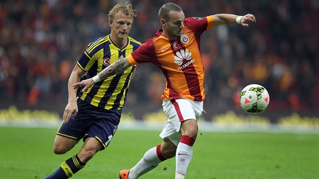 Galatasaray's Wesley Sneijder (R) and Fenerbahce's Dirk Kuyt (L) vie for the ball during the Turkish Spor Toto Super League derby game between Galatasaray and Fenerbahce at Ali Sami Yen Arena in Istanbul.