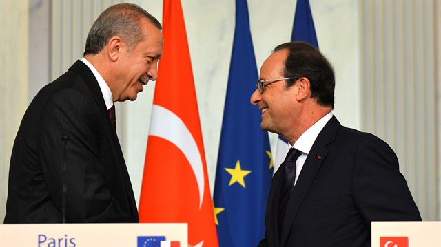  Turkish President Recep Tayyip Erdogan (L) attends a press conference with French President Francois Hollande (R) at the Elysee Presidential Palace in Paris, France on October 31, 2014.