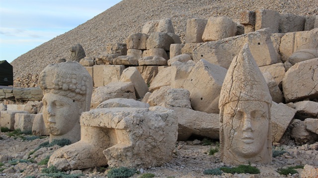  Dünya mirası Nemrut Dağı'nın 2 bin yıldan fazla açıkta kalan dev heykelleri için iklim şartları veya doğal afetlerden zarar görme, yok olma ihtimaline karşı imitasyonlarının sergileneceği Panorama ve Arkeoloji müzesi kurulacak. (Hakan Furkan - Anadolu Ajansı)