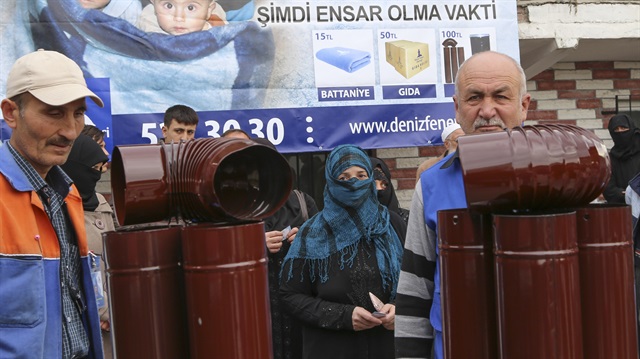 Deniz Feneri Derneği, Ankara Önder Mahallesinde Suriyeli ailelere soba yardımı yaptı. Aileler sobaları almak için sıra bekledi. (Mehmet Murat Önel - Anadolu Ajansı)