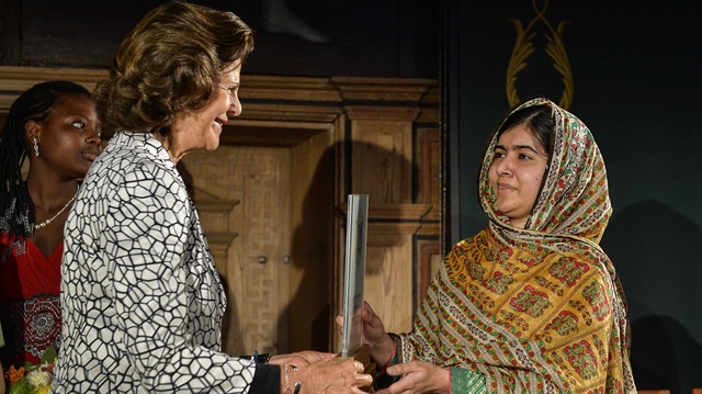 Nobel Peace Prize laureate Malala Yousafzai (R) of Pakistan receives the World's Children's Prize from Swedish Queen Silvia at Gripsholm Castle in Mariefred October 29, 2014. Yousuzai is the first ever to receive the Nobel Peace Prize and the World's Children's Prize in the same year. REUTERS/Anders Wiklund/TT News Agency (SWEDEN - Tags: POLITICS EDUCATION ROYALS) ATTENTION EDITORS - THIS IMAGE HAS BEEN SUPPLIED BY A THIRD PARTY. IT IS DISTRIBUTED, EXACTLY AS RECEIVED BY REUTERS, AS A SERVICE TO CLIENTS. SWEDEN OUT. NO COMMERCIAL OR EDITORIAL SALES IN SWEDEN