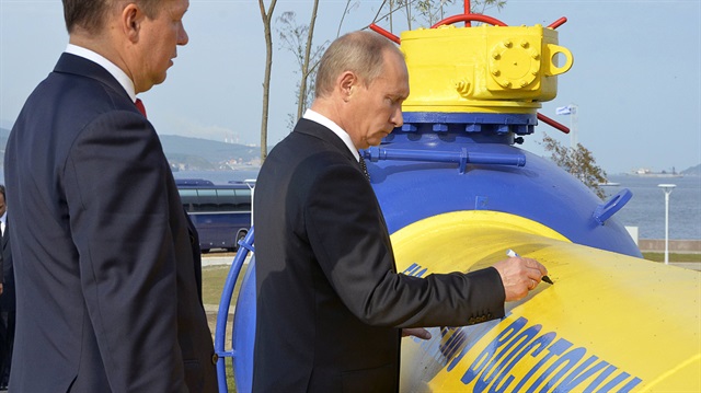 Russia's Prime Minister Vladimir Putin (R) and Gazprom CEO Alexei Miller attend a gas pipeline opening ceremony in Russia's far eastern city of Vladivostok, in this September 8, 2011 file photo. An offer by Gazprom to help rival Rosneft salvage an Arctic oil project shows how tightly sanctions have bound Russia's political and business elite together in the Ukraine crisis - an unintended consequence of the West's punitive measures. Picture taken September 8, 2011. To match Insight UKRAINE-CRISIS/ENERGY-RUSSIA   REUTERS/Yuri Maltsev/Files (RUSSIA - Tags: POLITICS ENERGY BUSINESS)