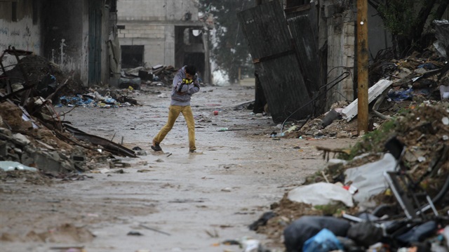 Gazze'de yağmur ve soğuk havaların etkili olmasıyla birlikte İsrail'in son saldırılarından etkilenen Şucaiyye Mahallesindeki Filistinliler, zor şartlar altında yaşamını sürdürüyor. Bölgede yaşayan halk, oluşan su birikintileri nedeniyle hareket etmekte zorluk çekti. (Mohammed Asad - Anadolu Ajansı)