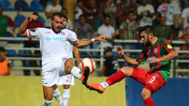 PTT 1. Lig'de Karşıyaka ile Antalyaspor takımları Yeni Buca Stadı'nda karşılaştı. Bir pozisyonda Antalyaspor'dan Lokman Gör (solda) ile Karşıyaka'dan Onur Alkan (sağda) mücadele etti. (Emin Mengüarslan - Anadolu Ajansı)