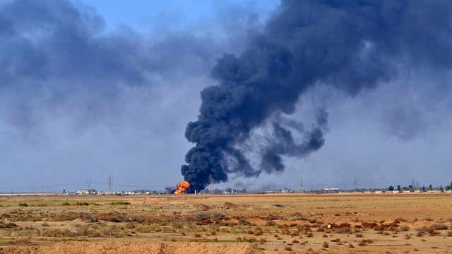 Terör örgütü IŞİD, Kerkük'ün güneyinde Peşmerge güçlerine 4 ayrı bölgeden eş zamanlı saldırı düzenledi. Saldırılarda Mektep Halid bölgesinde bulunan petrol boru hattına havan mermisi isabet etmesi sonucu, bölgeden dumanlar yükseldi. (Ali Mukarrem Garip - Anadolu Ajansı)
